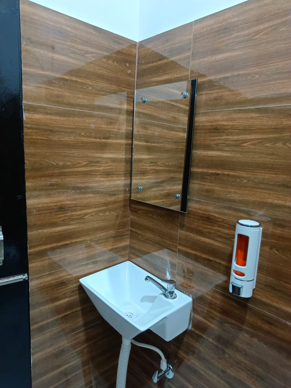 Shower, bidet, towels