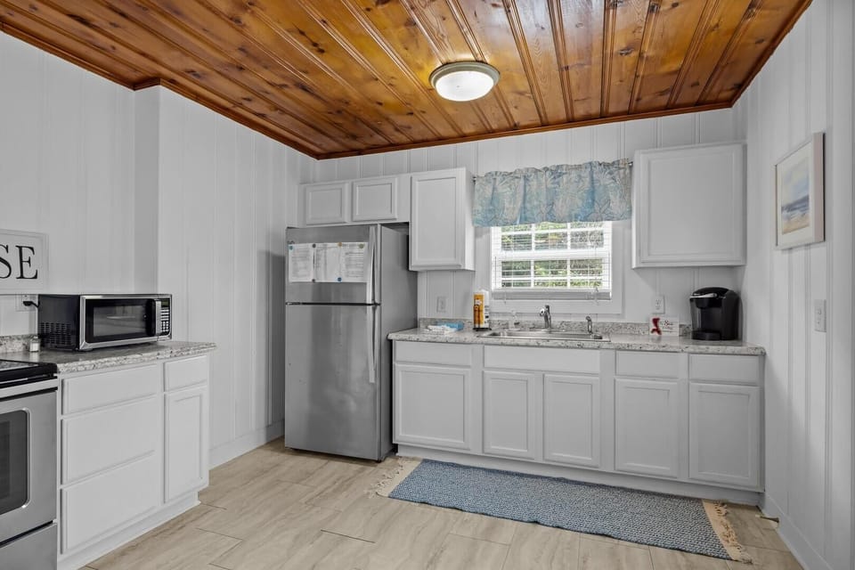 House, 2 Bedrooms | Private kitchen | Fridge, oven, coffee/tea maker, toaster