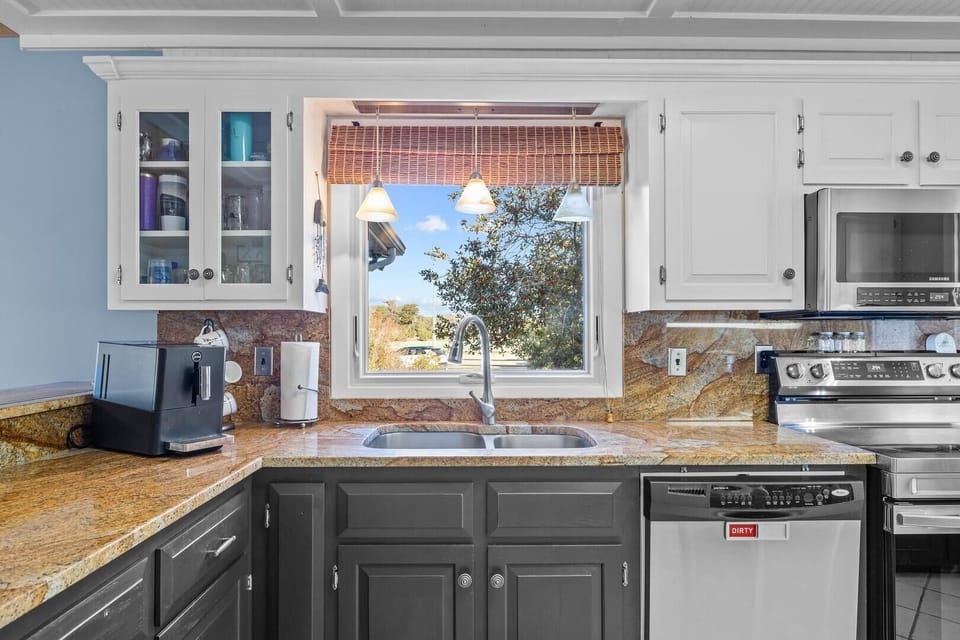 Townhome, 3 Bedrooms | Private kitchen | Fridge, oven, coffee/tea maker, toaster