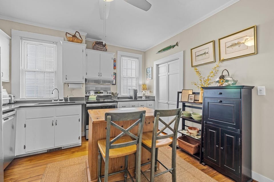 Condo, 1 Bedroom | Private kitchen | Fridge, oven, coffee/tea maker, toaster