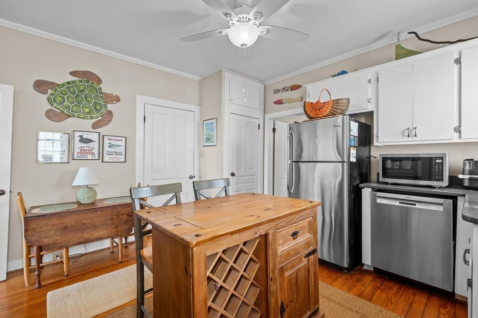 Condo, 1 Bedroom | Private kitchen | Fridge, oven, coffee/tea maker, toaster