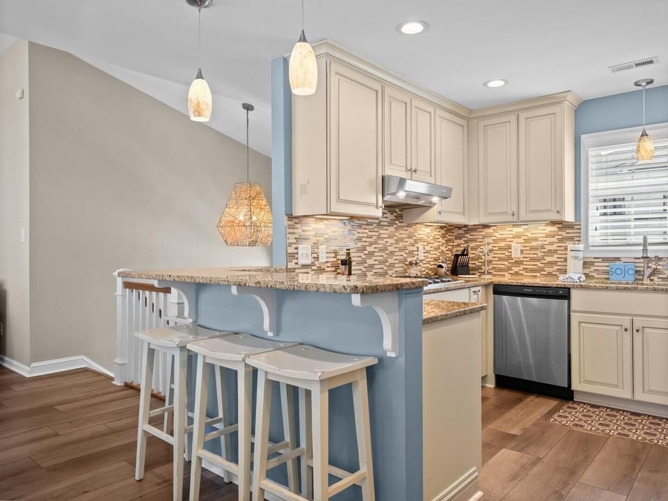 House, 4 Bedrooms | Private kitchen | Fridge, oven, coffee/tea maker