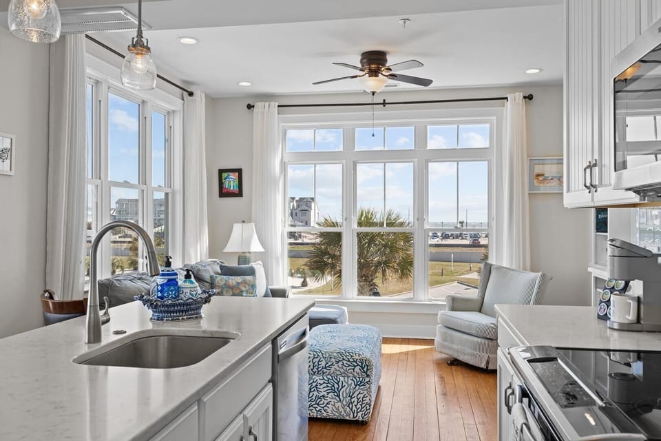 Condo, 2 Bedrooms | Private kitchen | Fridge, oven, coffee/tea maker, toaster