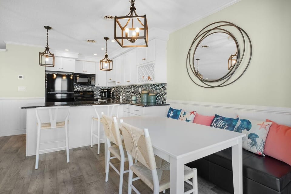 Condo, 2 Bedrooms | Dining