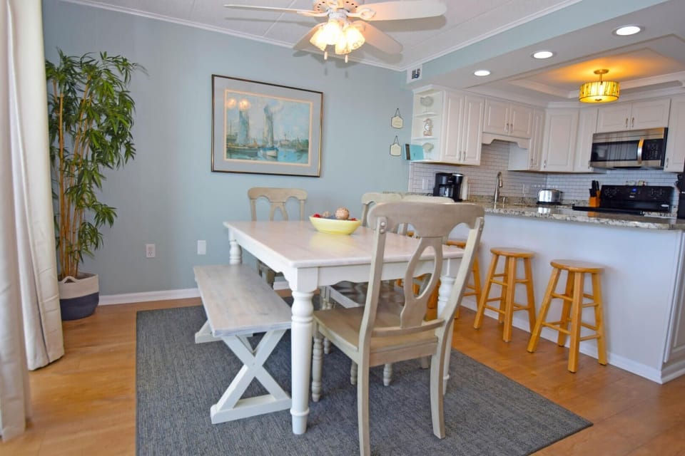 Condo, 2 Bedrooms | Dining