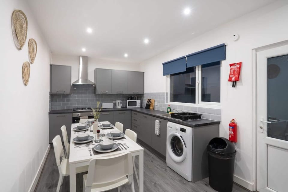 House | 4 bedrooms, desk