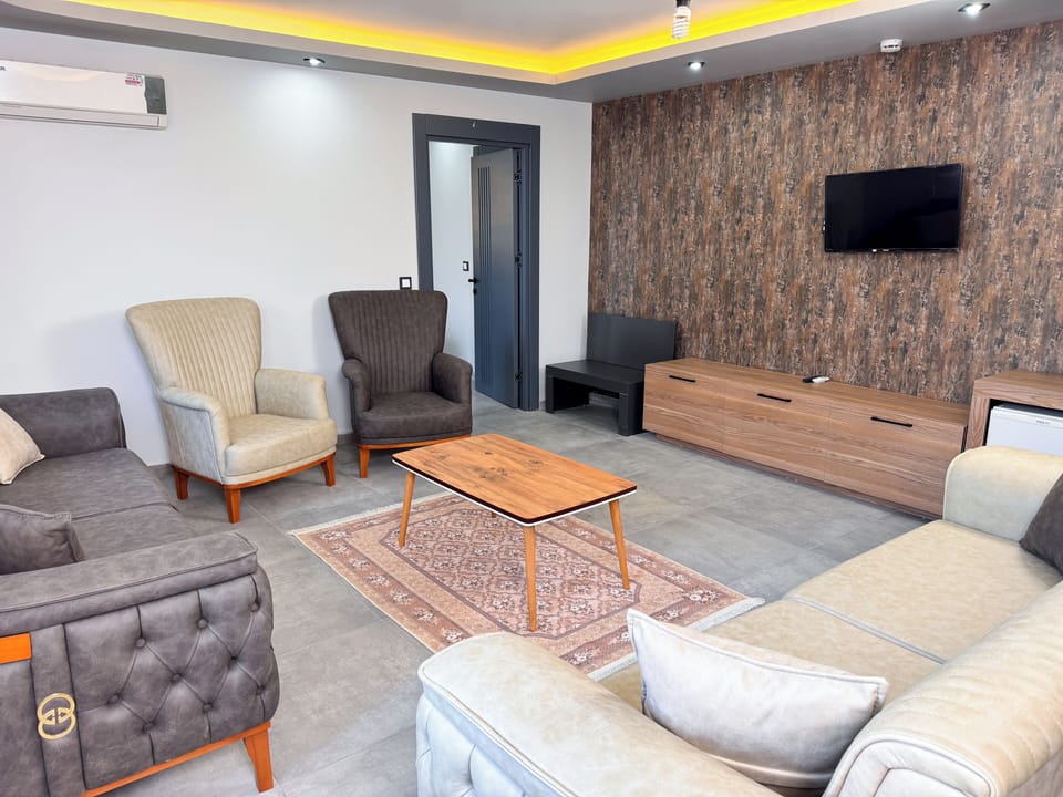 Comfort Suite, Balcony, City View | Living area