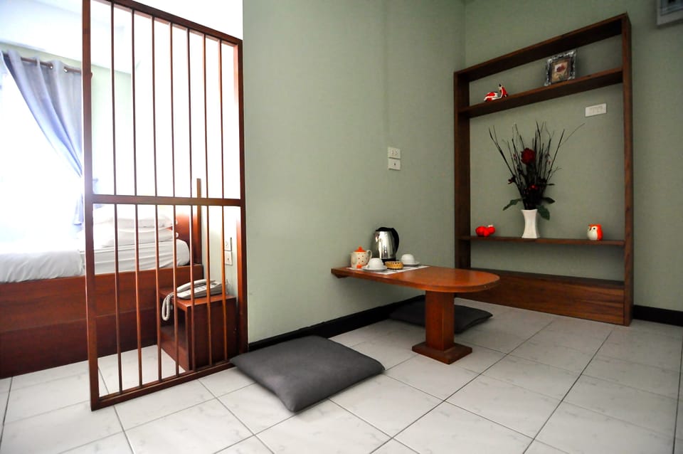 Studio, 1 Queen Bed | Desk, free WiFi
