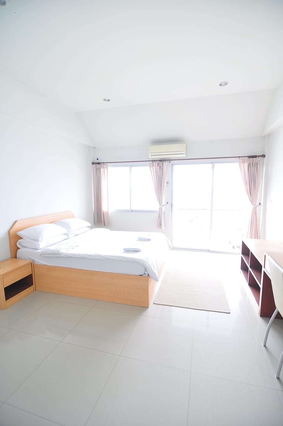 Desk, rollaway beds, free WiFi