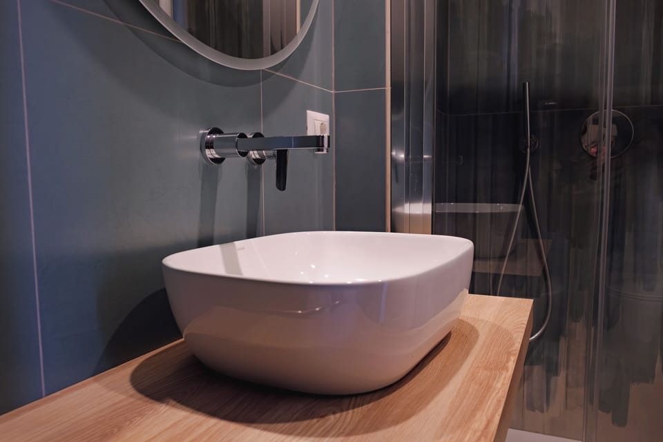 Classic Double Room | Bathroom | Shower, hair dryer, towels, soap
