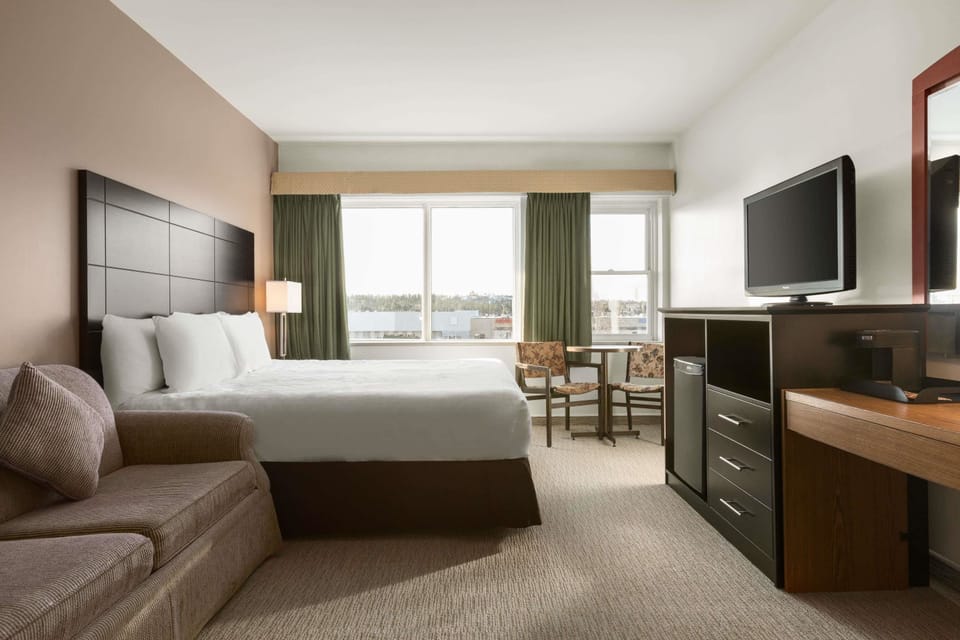 1 King Bed, Non-Smoking | Desk, soundproofing, iron/ironing board, cribs/infant beds