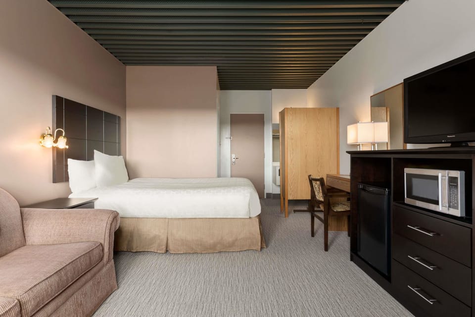 1 Queen Bed, Ground Floor, Non-Smoking | Desk, soundproofing, iron/ironing board, cribs/infant beds
