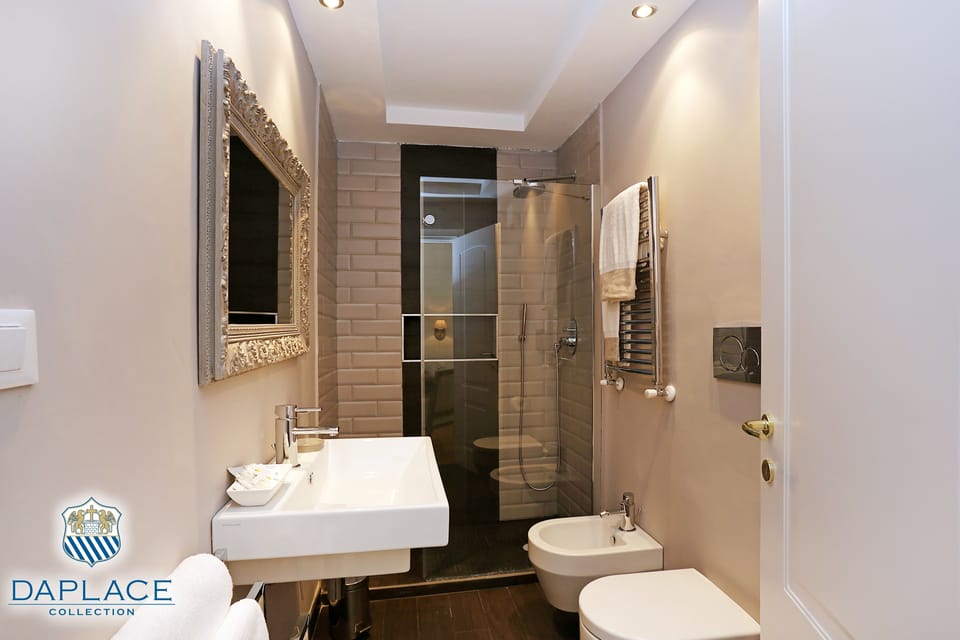 Junior Suite | Bathroom | Shower, free toiletries, hair dryer, bidet