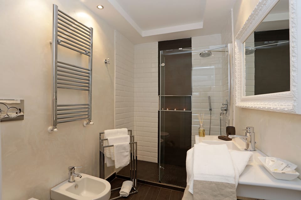 Standard Double Room | Bathroom | Shower, free toiletries, hair dryer, bidet