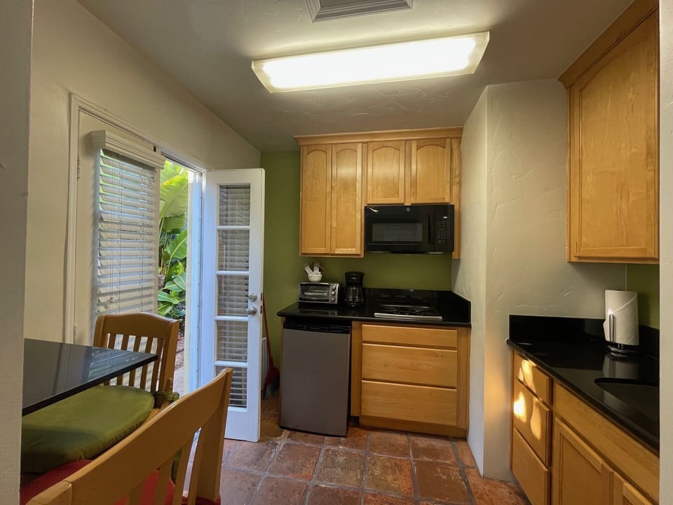 Studio Suite, Kitchenette, Beachside | Private kitchen | Mini-fridge, microwave, stovetop, cookware/dishes/utensils