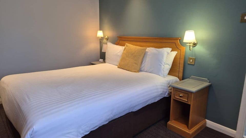 Standard Double Room | Desk, iron/ironing board, WiFi (free), bed sheets