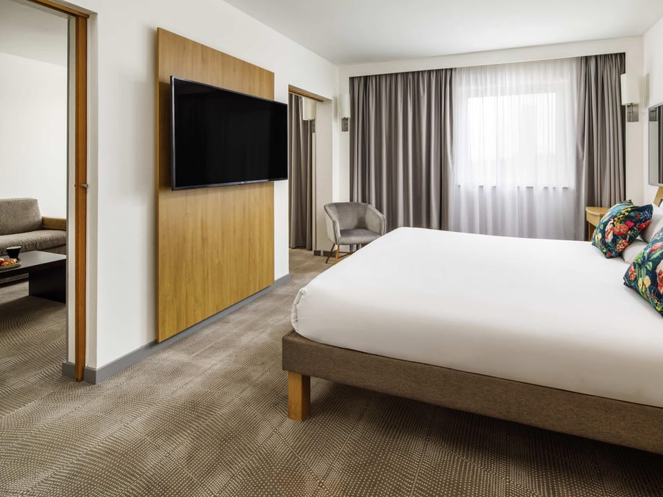 Executive Suite, 1 Double Bed with Sofa bed | Minibar, in-room safe, desk, blackout drapes