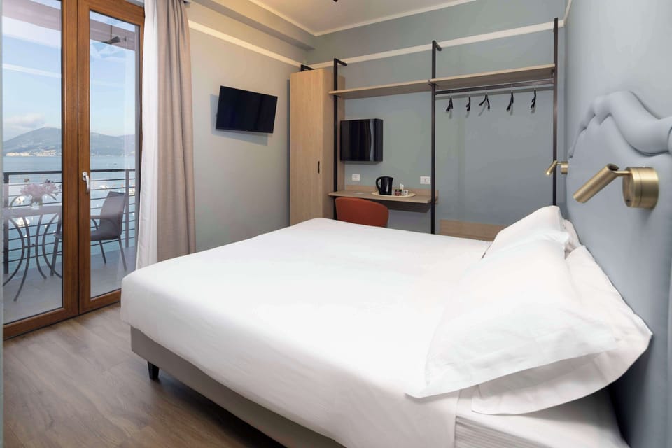 Superior Room, 1 Queen Bed, Balcony, Sea View | Down comforters, in-room safe, desk, laptop workspace