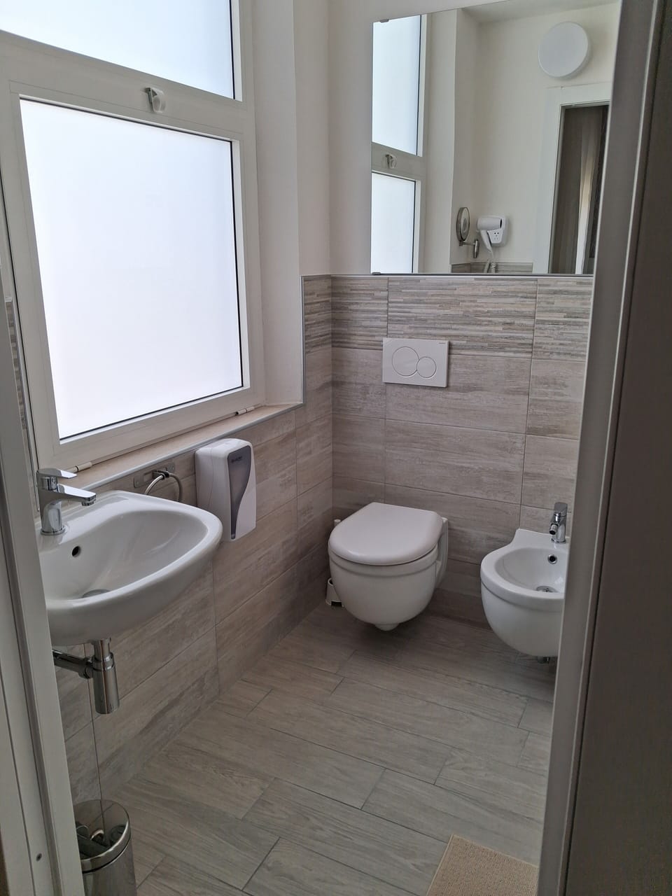 Triple Room | Bathroom | Shower, rainfall showerhead, hair dryer, towels