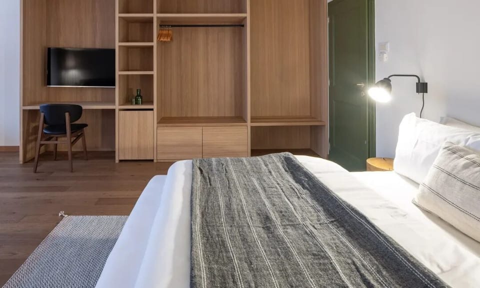 Signature Suite | In-room safe, WiFi (free), bed sheets