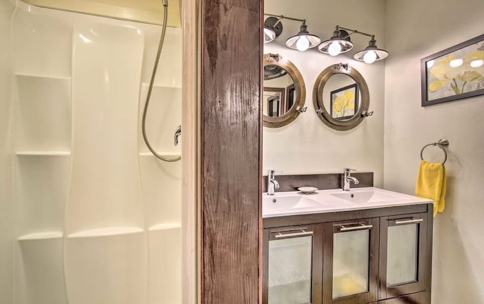 Panoramic Studio, Ocean View | Bathroom | Shower, towels