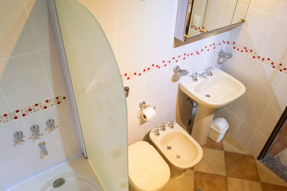 Exclusive Room | Bathroom | Combined shower/tub, jetted tub, free toiletries, towels