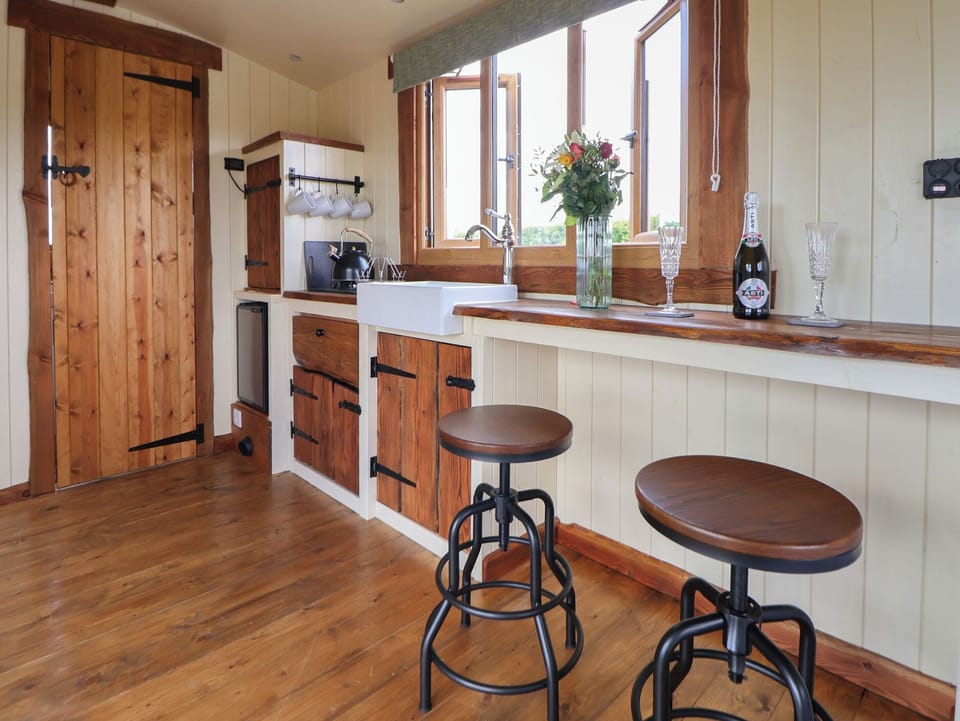 Cottage | Private kitchen | Fridge, cookware/dishes/utensils