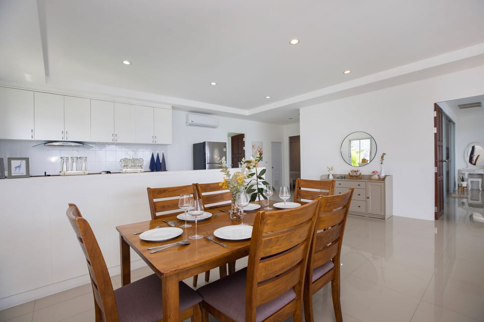 Design Apartment, 3 Bedrooms, Ocean View | In-room dining