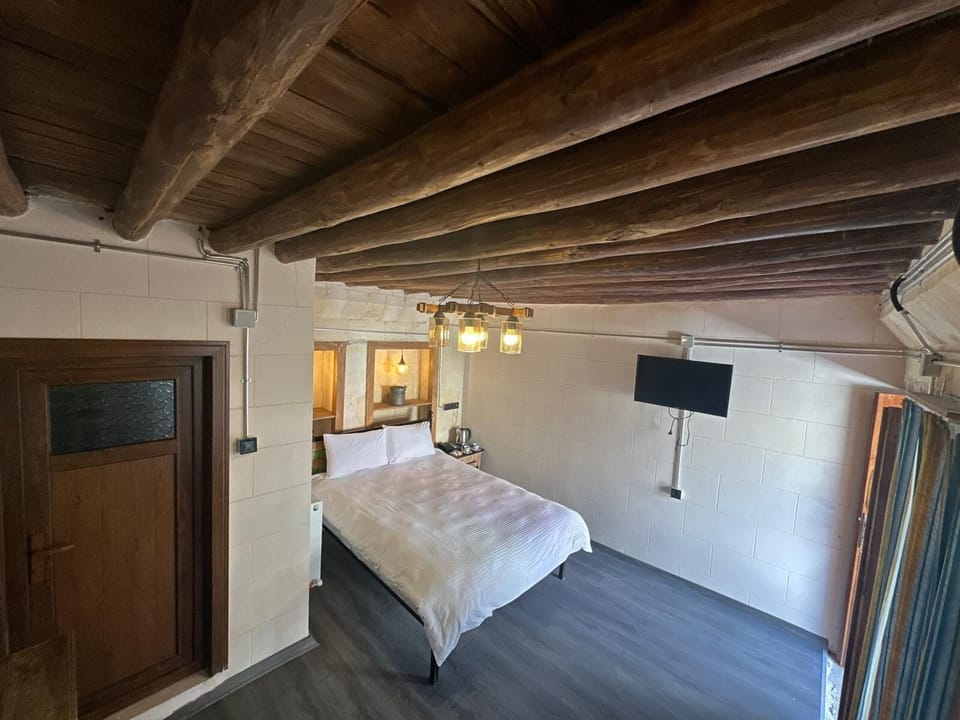 Standard Double Room | Desk, laptop workspace, iron/ironing board, free WiFi