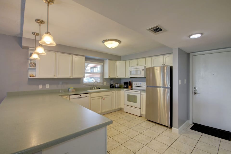 Condo, 2 Bedrooms | Private kitchen | Fridge, oven, stovetop, coffee/tea maker