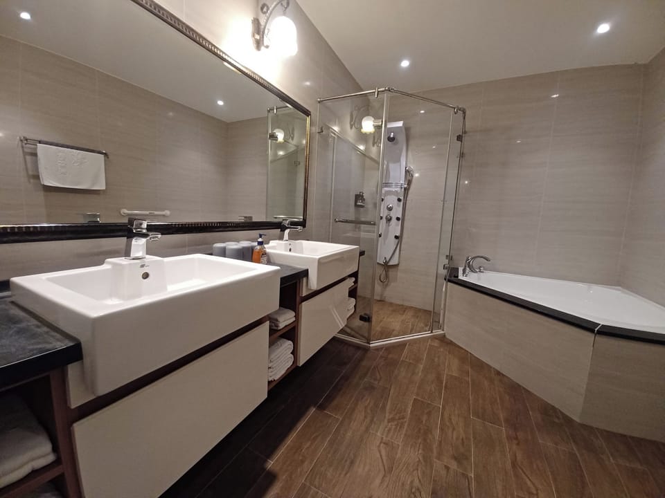Family Studio Suite, Beach View | Bathroom | Hair dryer, towels, shampoo, toilet paper