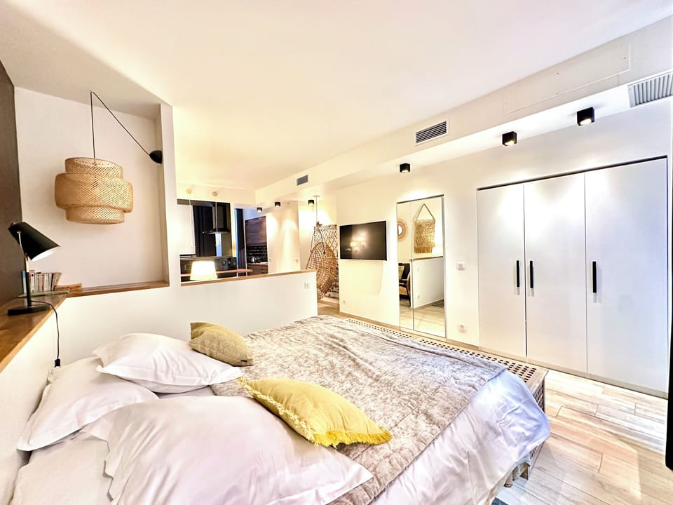 Studio Lia | In-room safe, desk, soundproofing, iron/ironing board (on request)