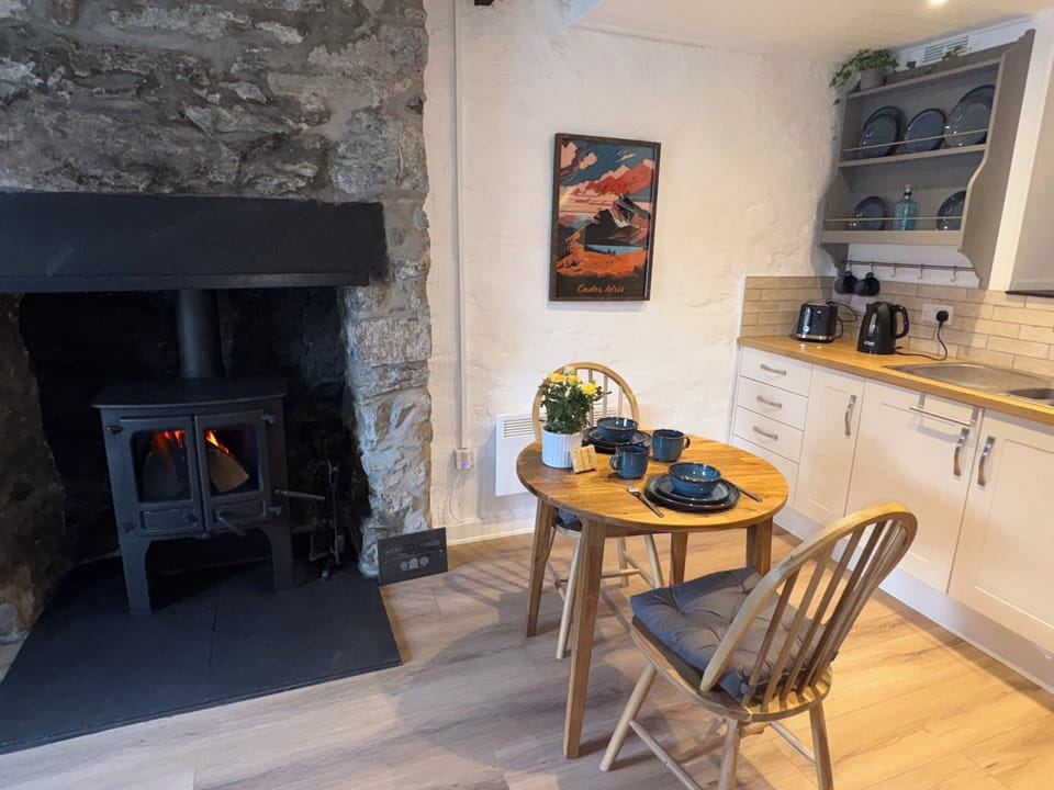 Cottage | Dining