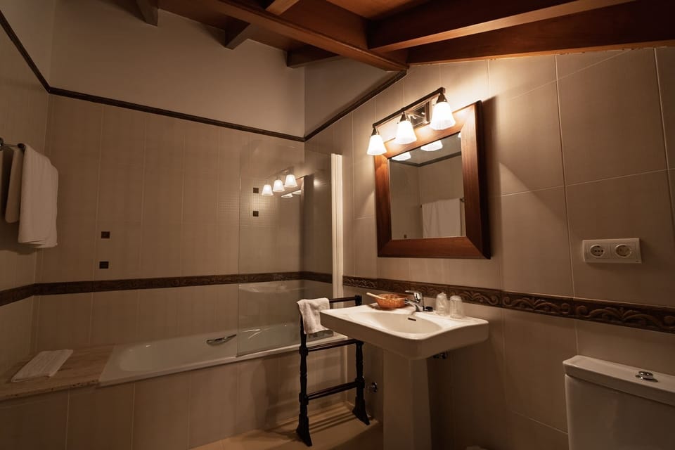 Deluxe Twin Room, Garden View | Bathroom | Shower, towels, toilet paper