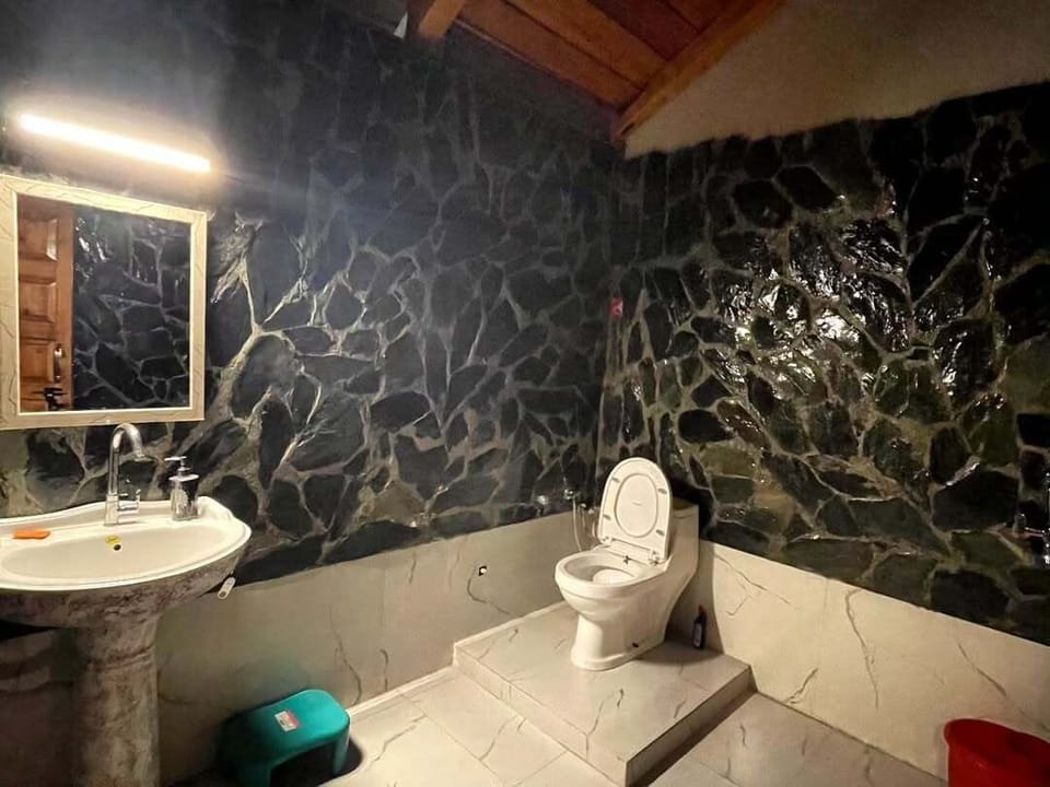 Luxury Double Room, Balcony, Hill View | Bathroom | Shower, towels, soap, shampoo