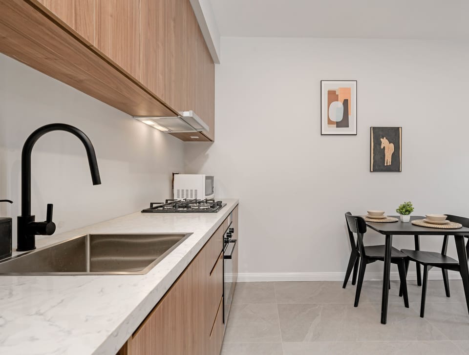Apartment, 1 Queen Bed | Private kitchen