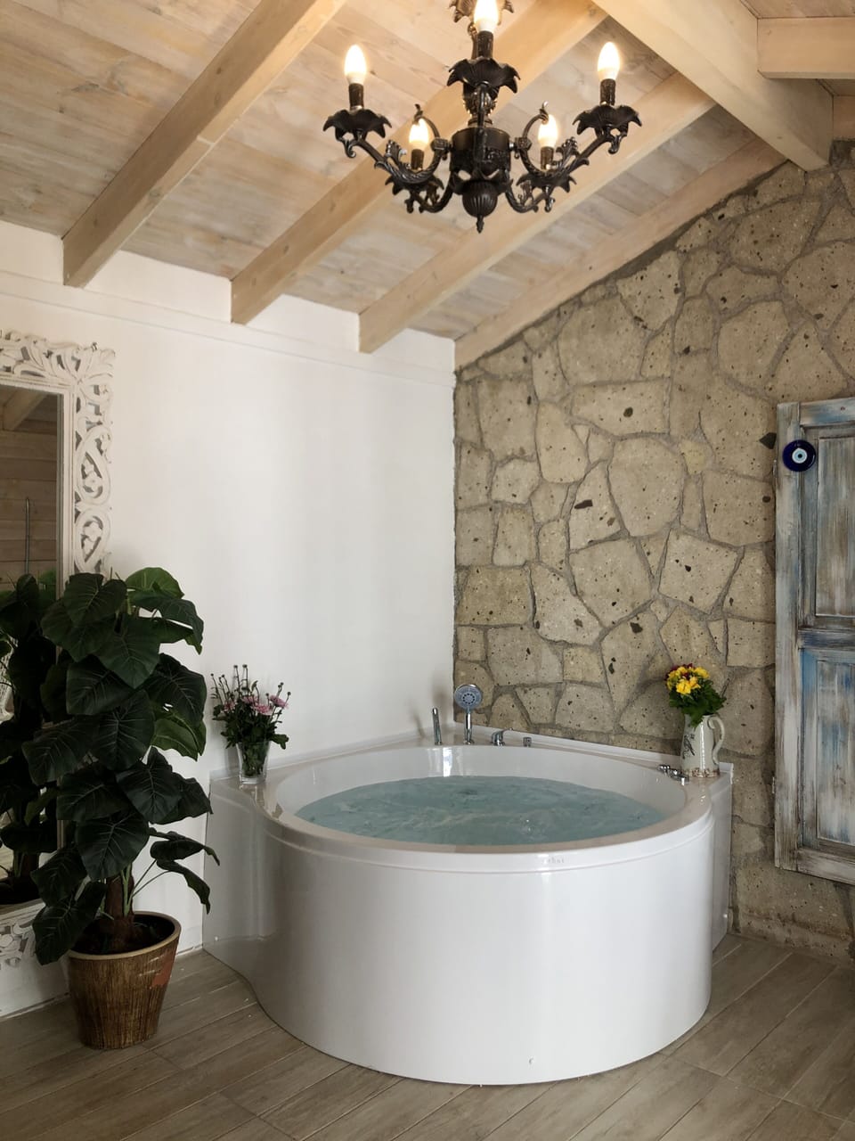 Garden Room with Jetted Tub | Bathroom | Shower, free toiletries, hair dryer, slippers