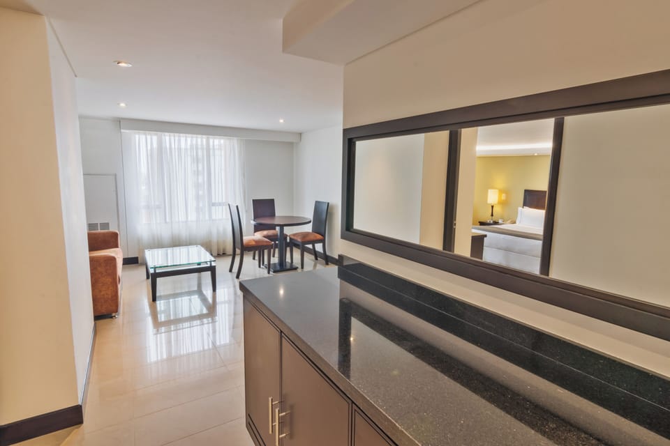 Suite, 1 King Bed (Suite Ejecutiva) | In-room safe, desk, blackout drapes, iron/ironing board