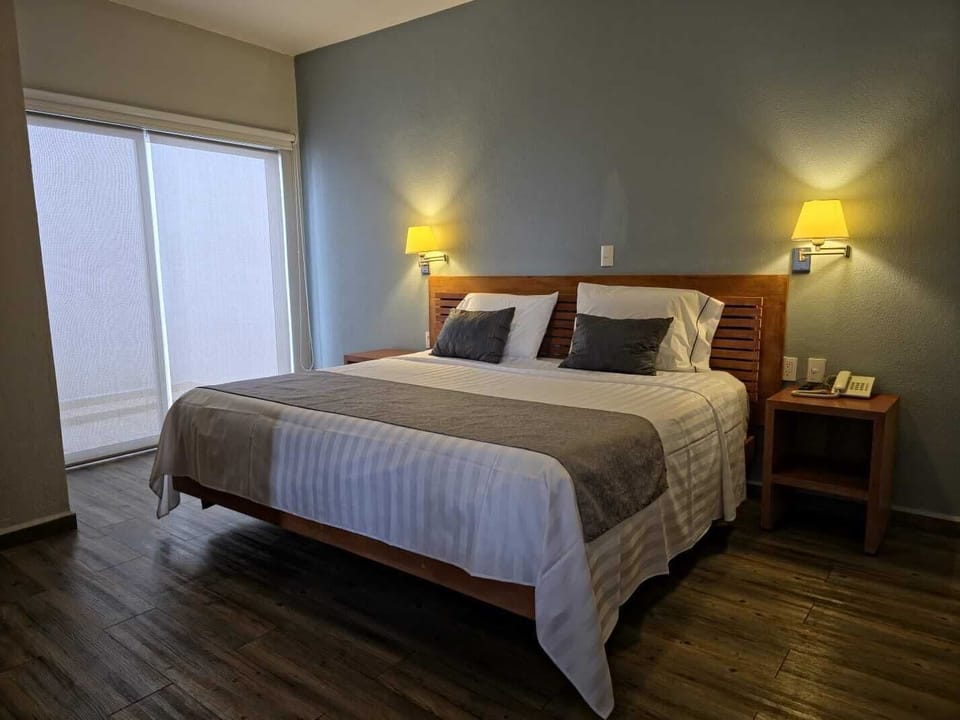 Suite | In-room safe, desk, soundproofing, iron/ironing board