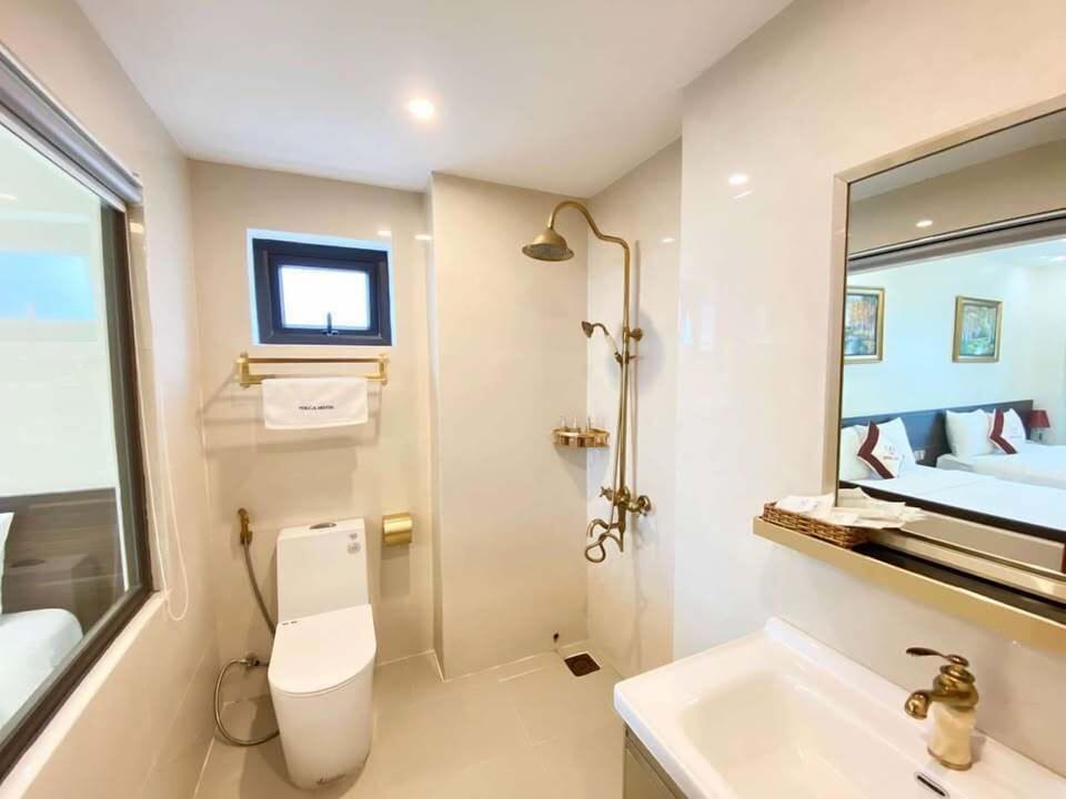Deluxe Double Room, Balcony, Sea View | Bathroom | Shower, free toiletries, hair dryer, slippers