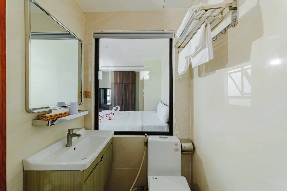 Deluxe Double Room, Beach View | Bathroom | Shower, free toiletries, hair dryer, slippers