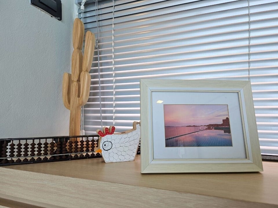 Minibar, in-room safe, rollaway beds (surcharge), WiFi (free)