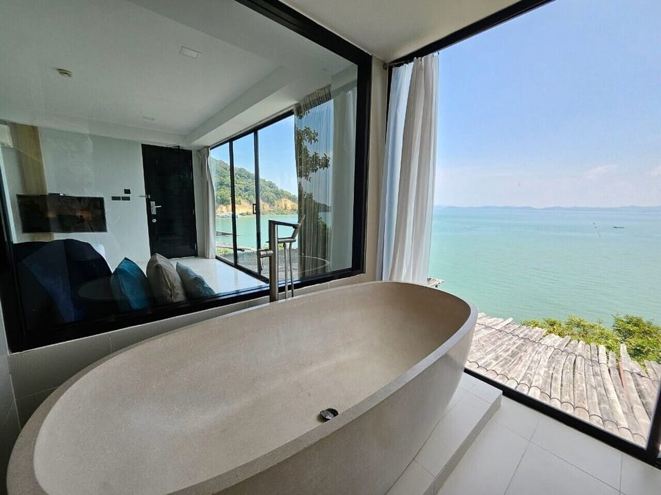 Deluxe Double or Twin Room, Sea View | Bathroom