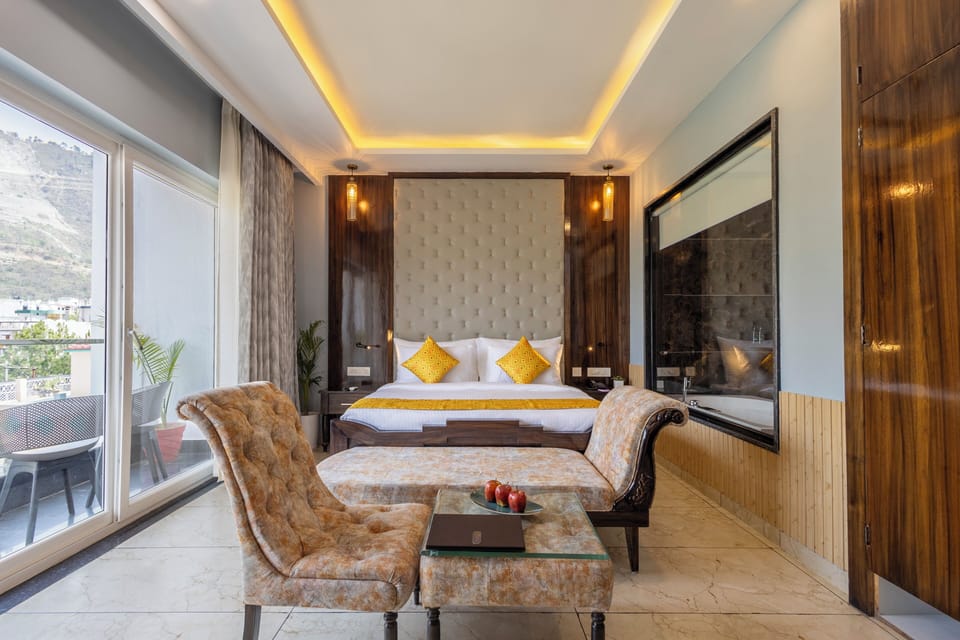 Valley View Classic Room with Balcony | In-room safe, soundproofing, free WiFi, bed sheets