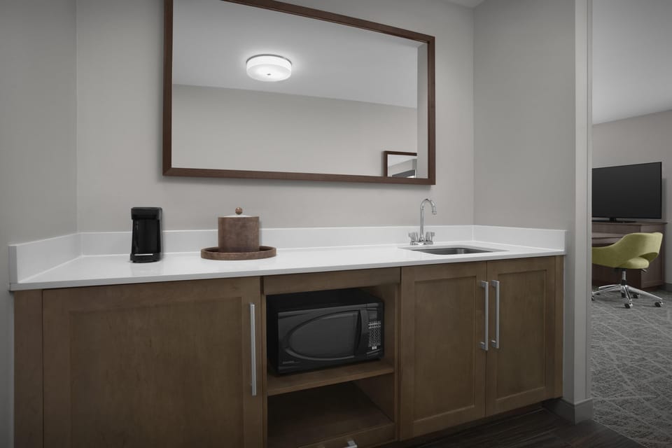 Studio, 1 King Bed, Non Smoking, Refrigerator & Microwave (Wet Bar) | Minibar