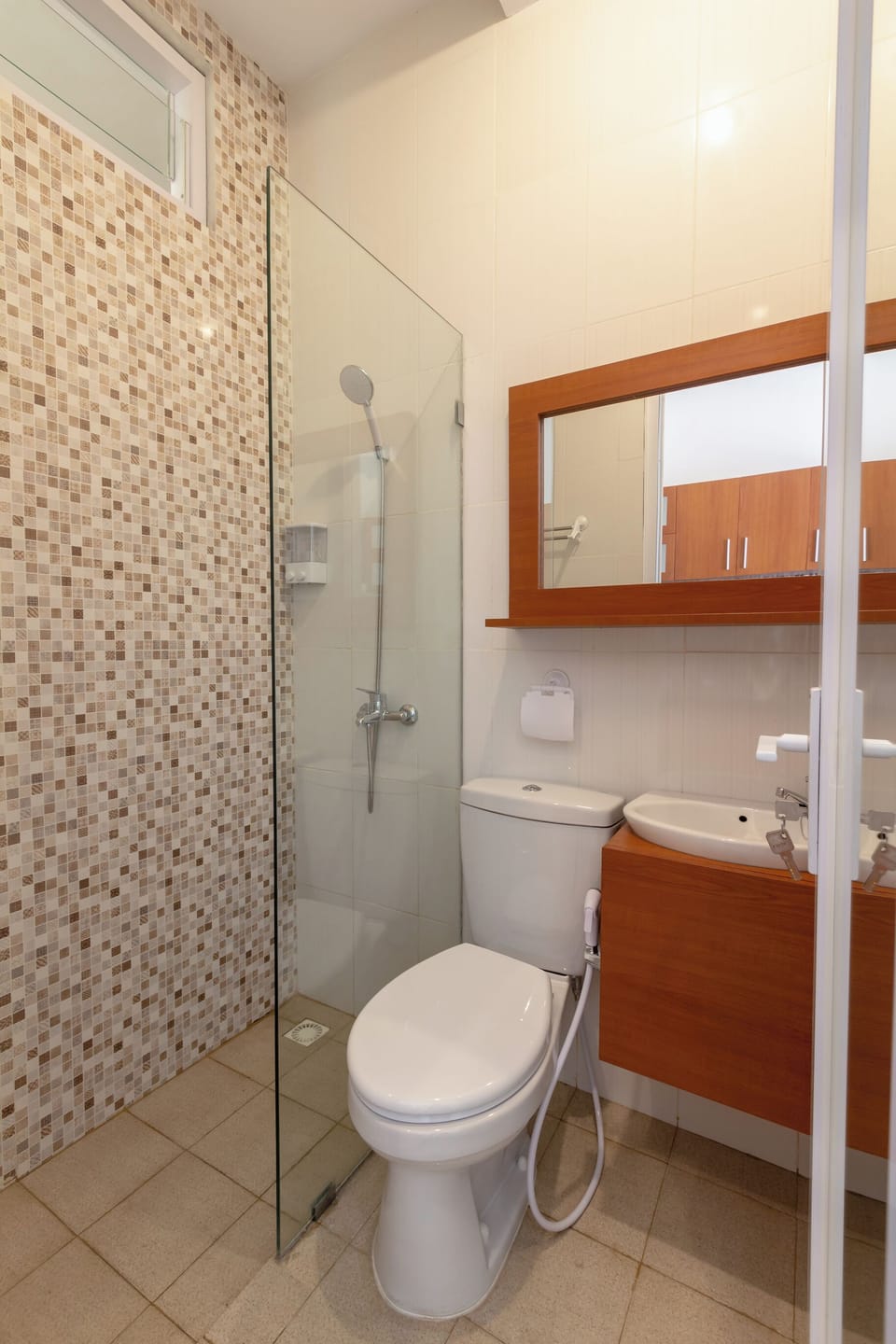 Deluxe Double Room, 1 Queen Bed, City View | Bathroom | Free toiletries, hair dryer, slippers, towels