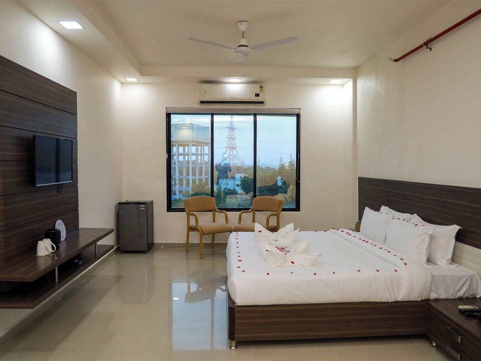 Deluxe Double Room, City View | Desk, free WiFi