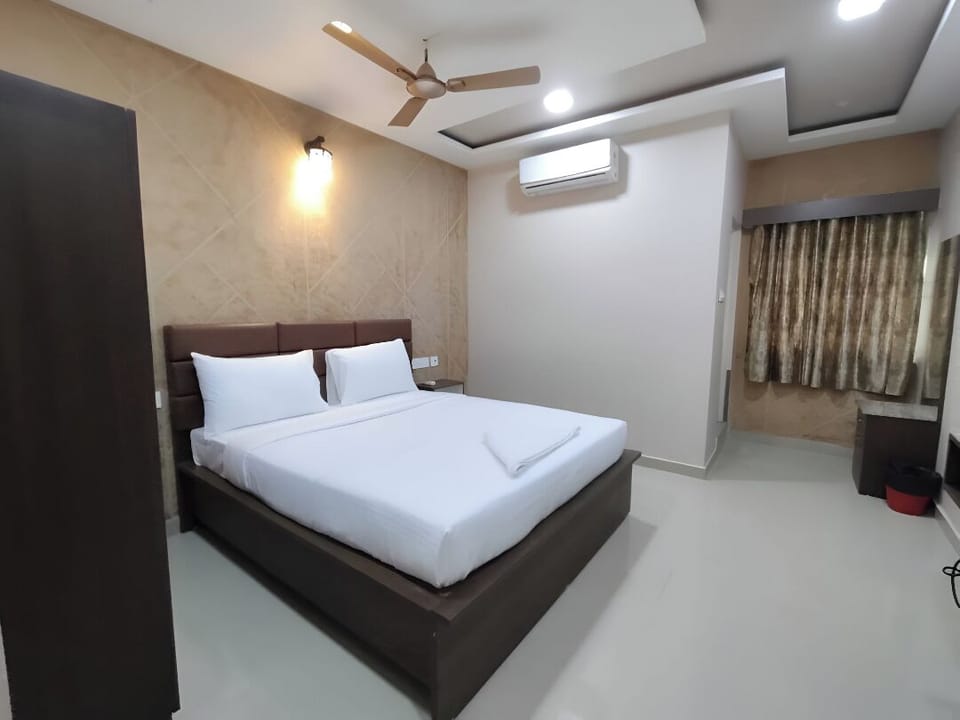 Superior Double Room, City View | Desk, free WiFi, bed sheets