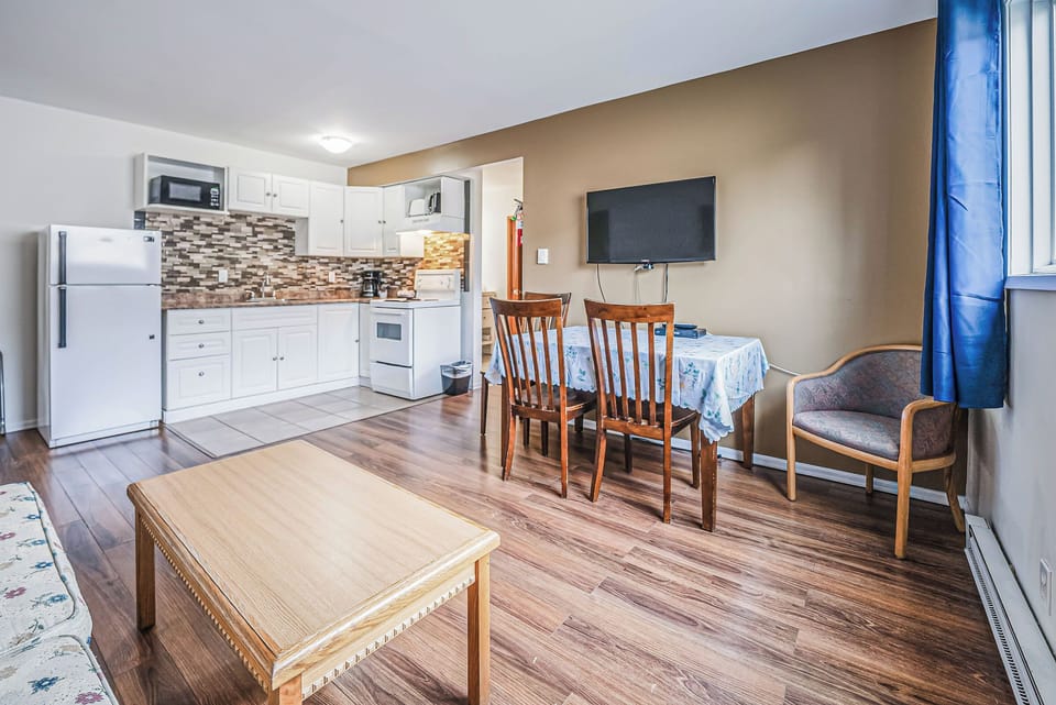 Suite, 1 Bedroom | Living area | Flat-screen TV