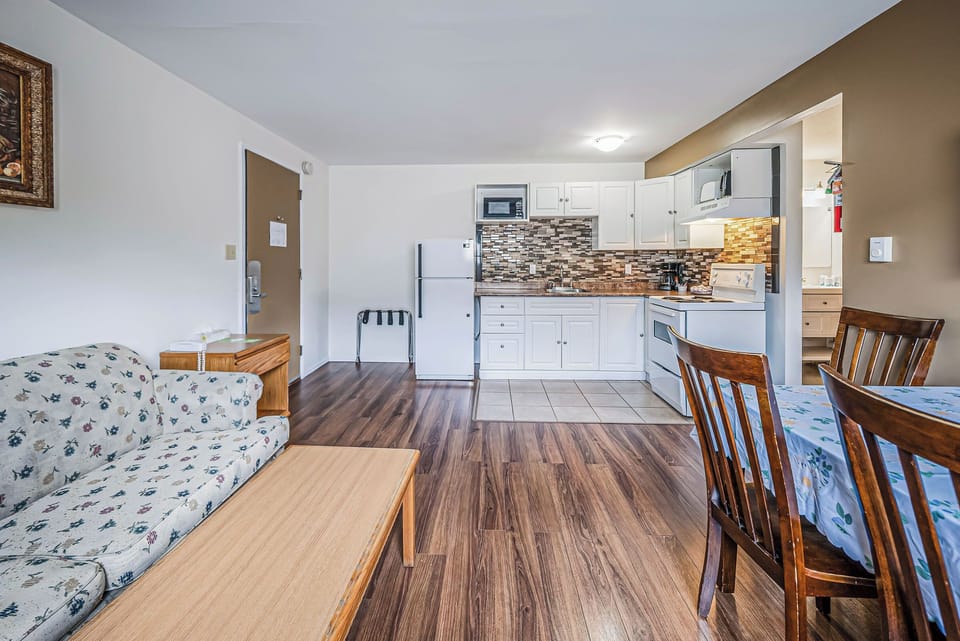 Suite, 1 Bedroom | Living area | Flat-screen TV